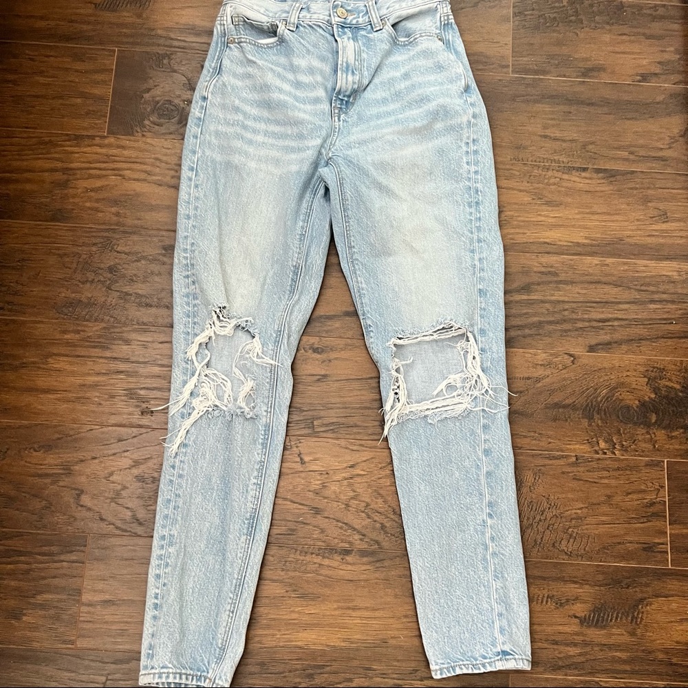 Light wash American Eagle mom jeans. Size 00